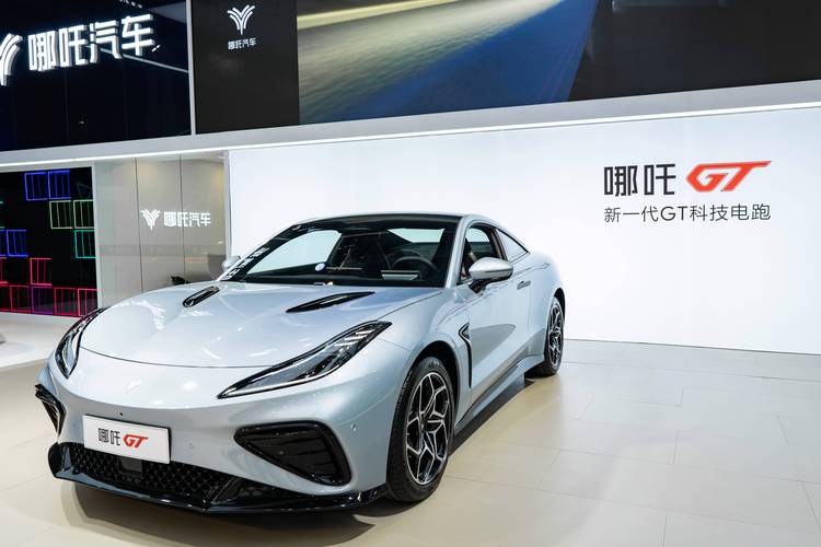 东莞55哪吒汽车在智能汽车领域的表现，领途汽车在新能源汽车市场中的影响力